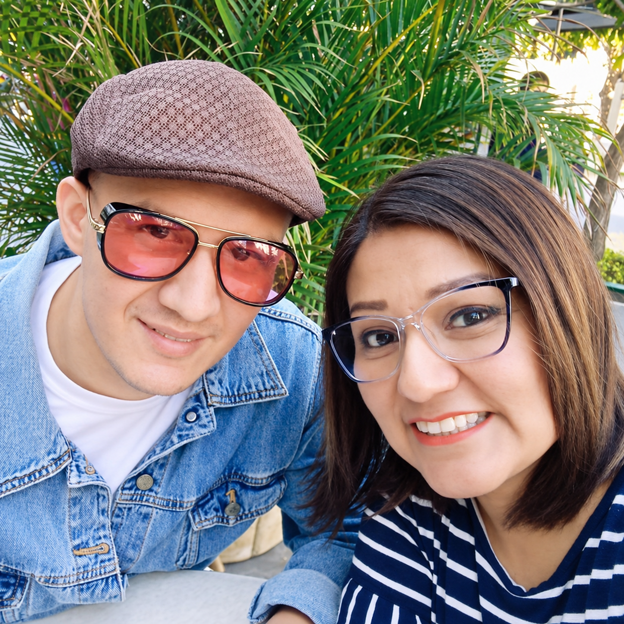 Axel con gorra y chamarra de mezclilla junto a Diana