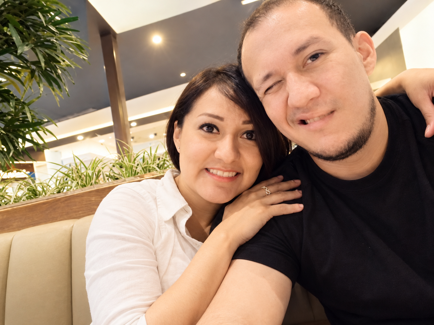 Axel y Diana abrazados en una fotografía juntos