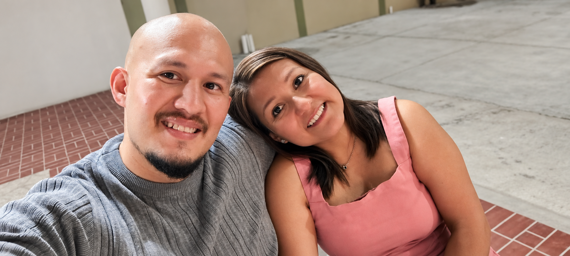Axel y Diana sonriendo juntos en una fotografía retocada