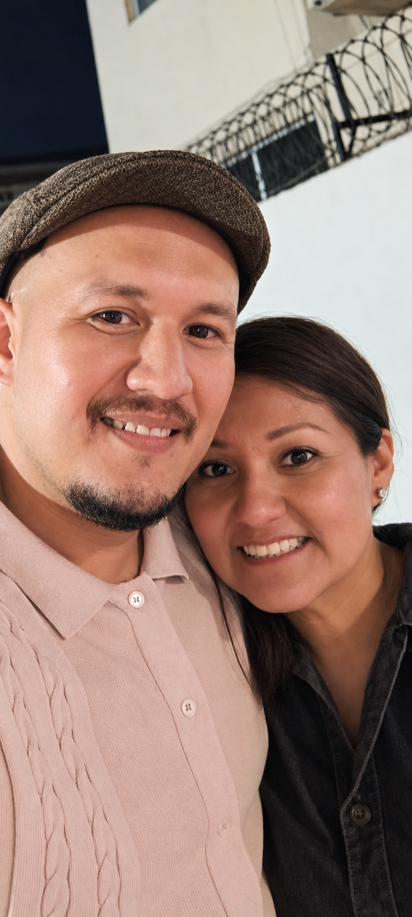 Retrato vertical de Axel y Diana juntos, retocado para la invitación